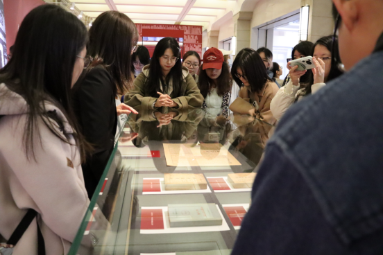 探寻红色出版印记，感悟革命文化力量  马克思主义出版观实践教学暨党员教育活动开展——出版与文化系师生参访上海市历史博物馆纪行1064.png