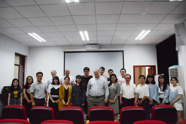 美国福德汉姆大学终身教授兰斯·斯特拉特赴华师大香香漫画
做讲座