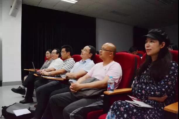 美国福德汉姆大学终身教授兰斯·斯特拉特赴华师大香香漫画
做讲座