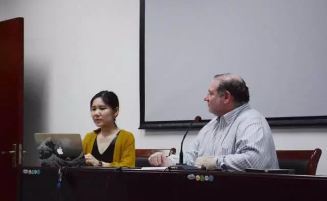 美国福德汉姆大学终身教授兰斯·斯特拉特赴华师大香香漫画
做讲座